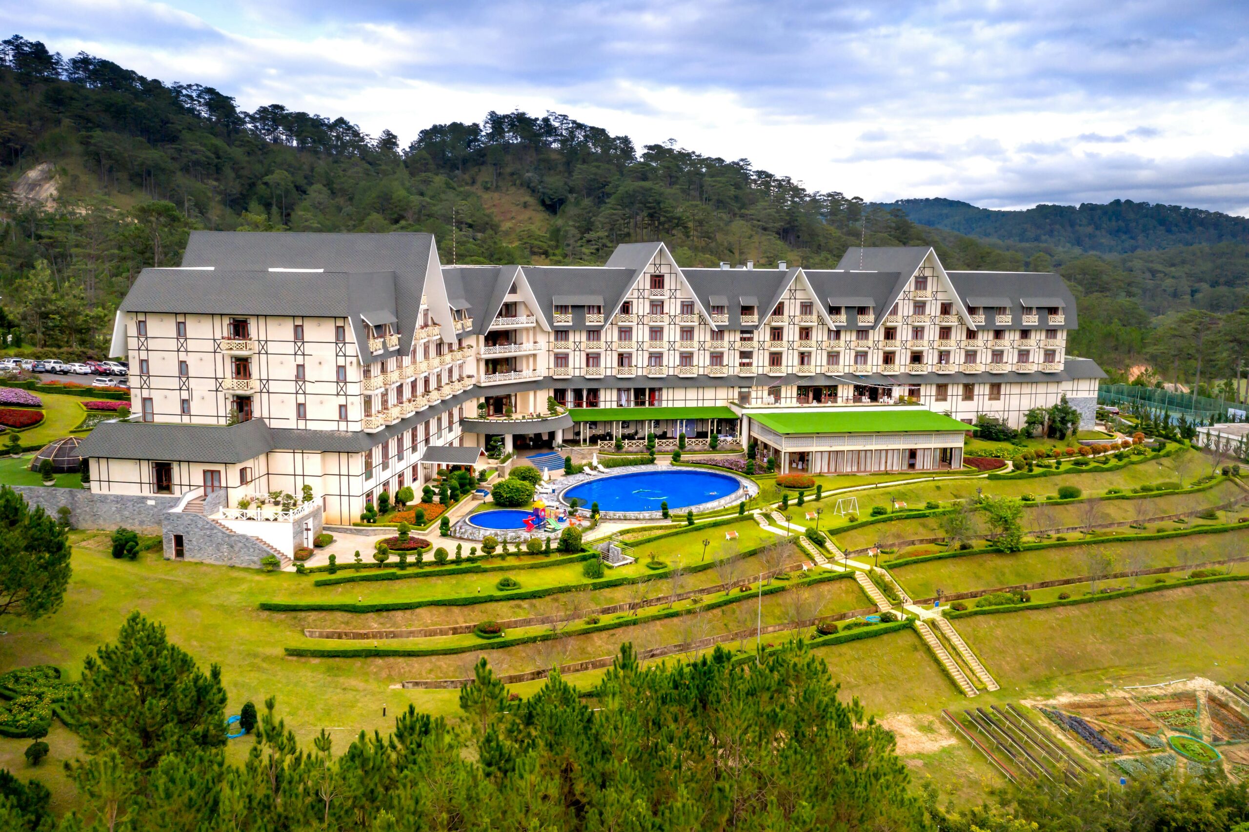 pexels-quang-nguyen-vinh-222549-12389376